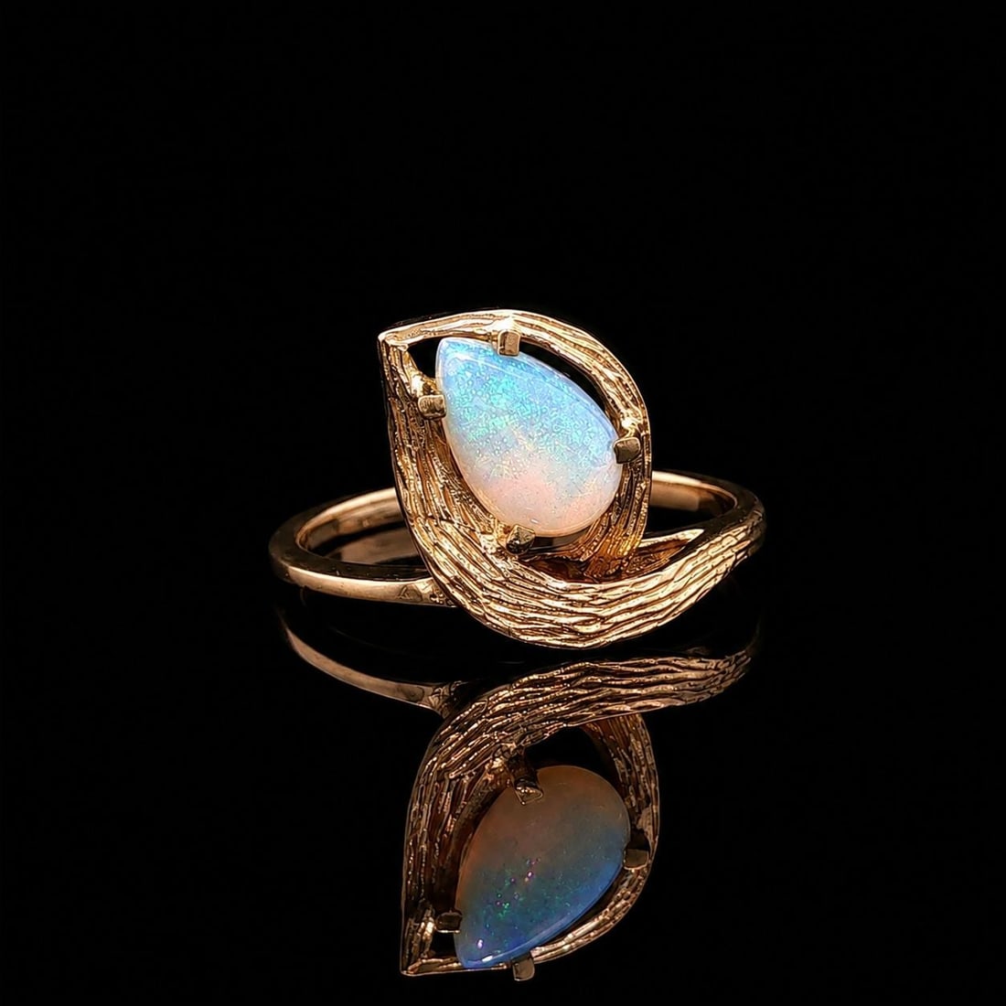 Unbranded Vintage 14k Yellow Gold Opal Ring Tree Branch Leaf Design: Unbranded Vintage 14k Yellow Gold Opal Ring Tree Branch Leaf Design Vintage unbranded women's ring featuring a natural genuine pear cabochon opal in a tree branch and leaf textured design. Crafted in 