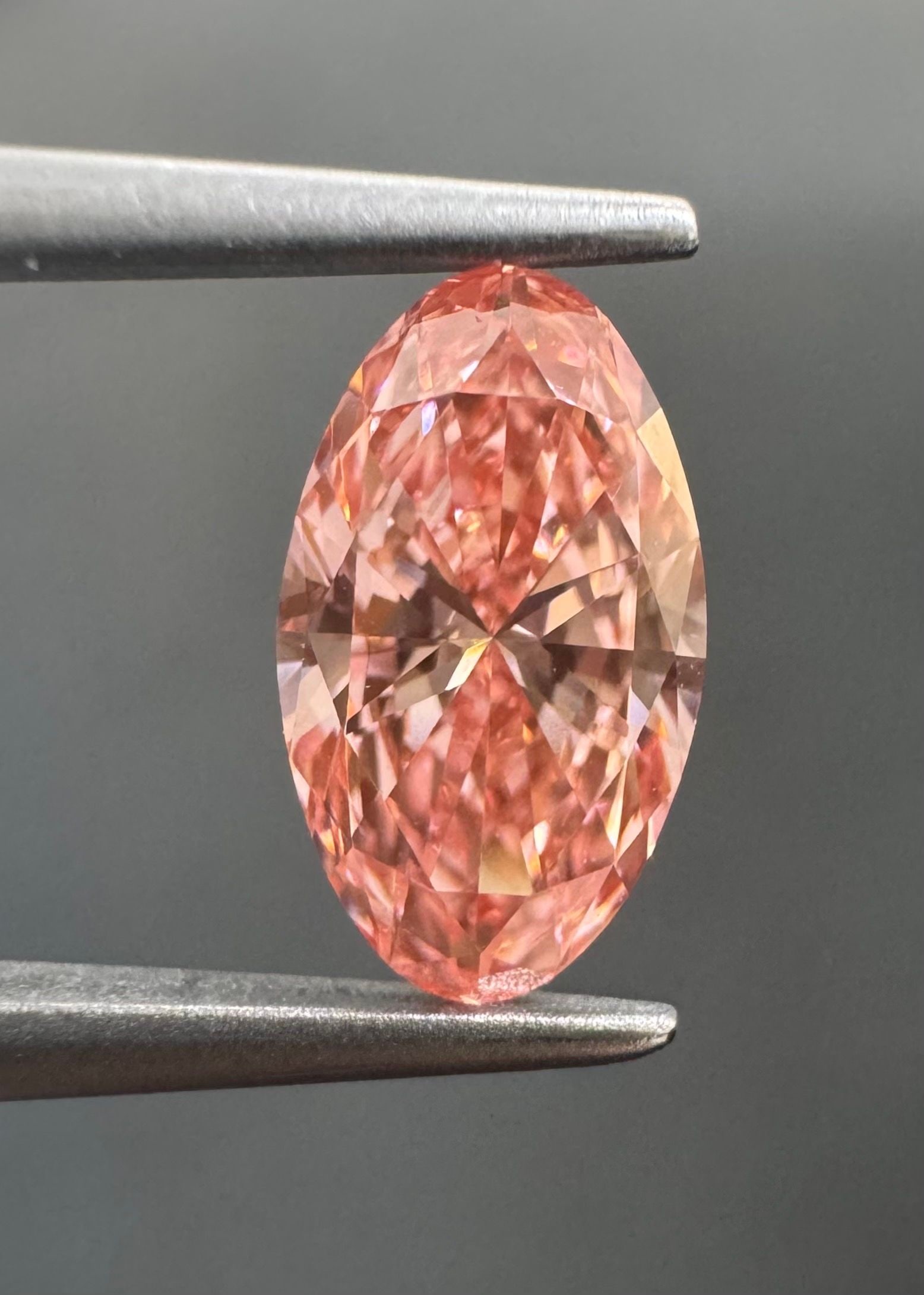 Loose Diamond - OVAL 1.09ct Fancy Vivid Pink VVS2: Loose Diamond - OVAL 1.09ct Fancy Vivid Pink VVS2 Source: Natural Shape: OVAL Carats: 1.09 Color: Fancy Vivid Pink Certification: GIA The Diamond Depot Guarantee: All items in this auction are guarant