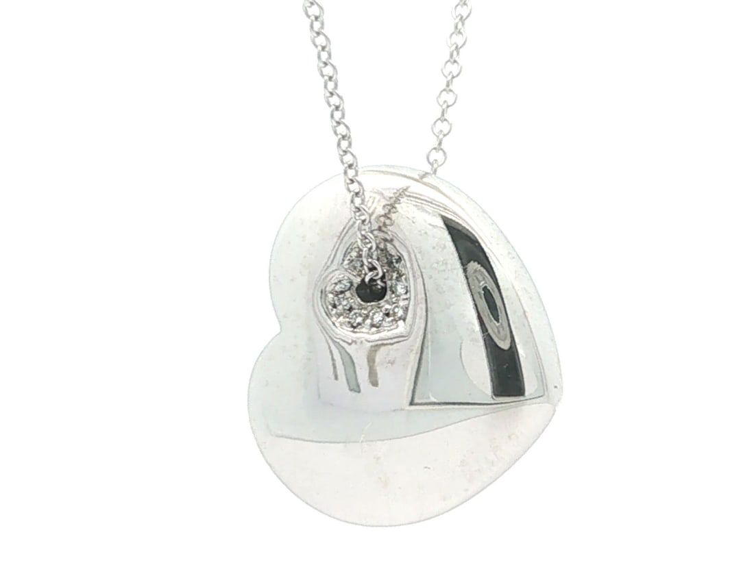 Pasqual Bruni diamond heart pendant necklace in 18k white gold: Pasqual Bruni diamond heart pendant necklace in 18k white gold Pre-owned Pasqual Bruni heart slide pendant necklace crafted in solid 18k white gold and set with natural brilliant cut diamonds. This wo