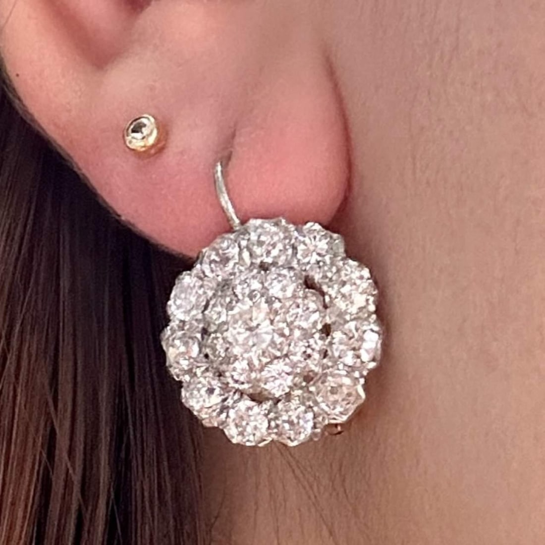 Stunning 18K Platinum Diamond Earrings 5.20 Ct 40 Diamonds H-J VS1-SI3: Stunning 18K Platinum Diamond Earrings 5.20 Ct 40 Diamonds H-J VS1-SI3 Elegant 18K and Platinum earrings featuring a stunning total of approximately 5.20 carats of diamonds. These earrings are adorned