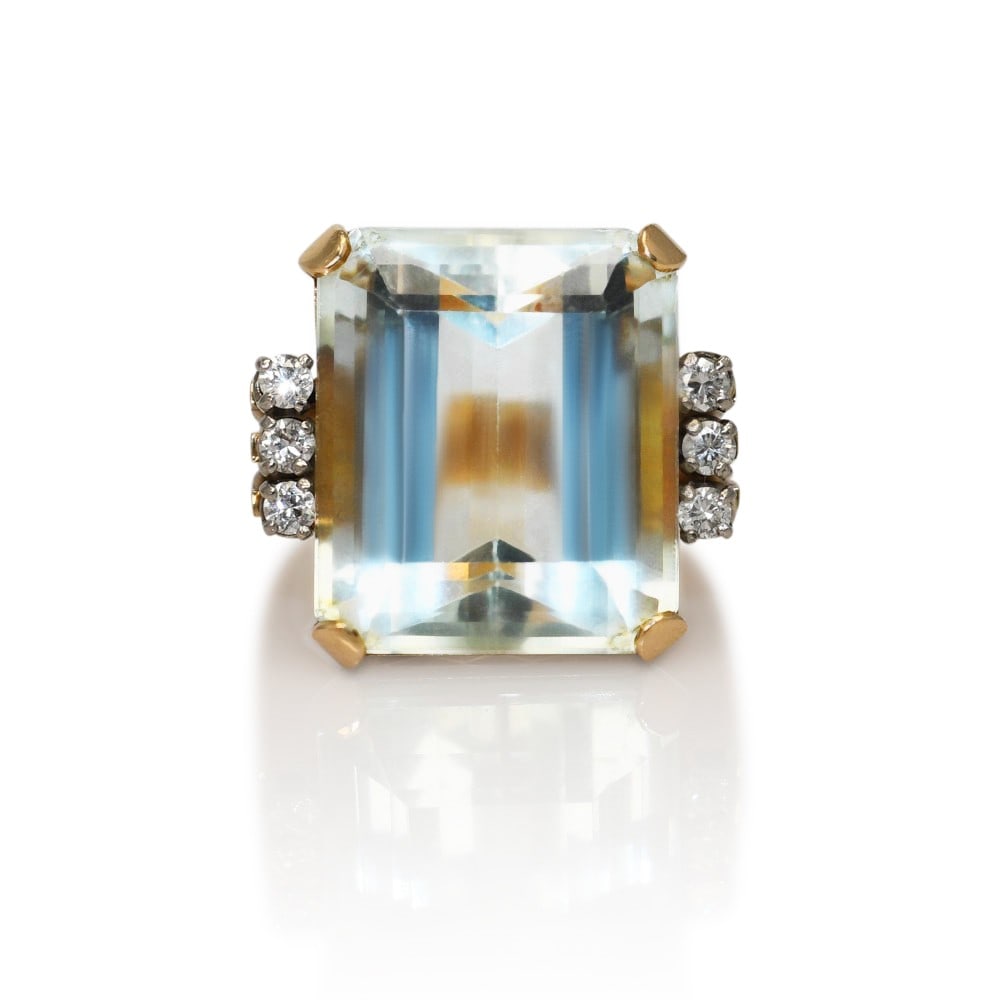 Unbranded 18K Yellow Gold Ring with 18.00ct Aquamarine and Diamonds: Unbranded 18K Yellow Gold Ring with 18.00ct Aquamarine and Diamonds Vintage ladies' aquamarine and diamond ring set in 18k yellow gold. The ring features a natural pale blue cushion-shaped, step-cut a