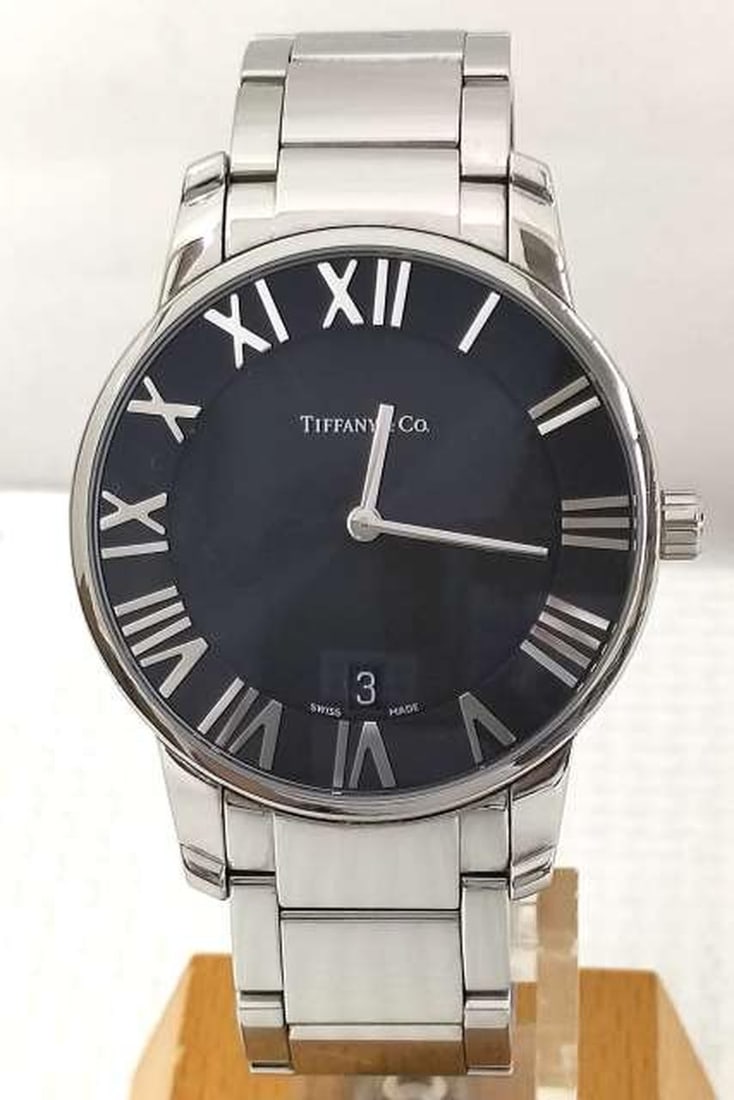TIFFANY&Co. Atlas Dome Stainless Steel Quartz Wristwatch Z1800.11.10A10A00A: TIFFANY&Co. Atlas Dome Stainless Steel Quartz Wristwatch Z1800.11.10A10A00A Pre-owned Tiffany&Co. Atlas Dome unisex wristwatch with a stainless steel case and strap. It features a quartz movement, dat