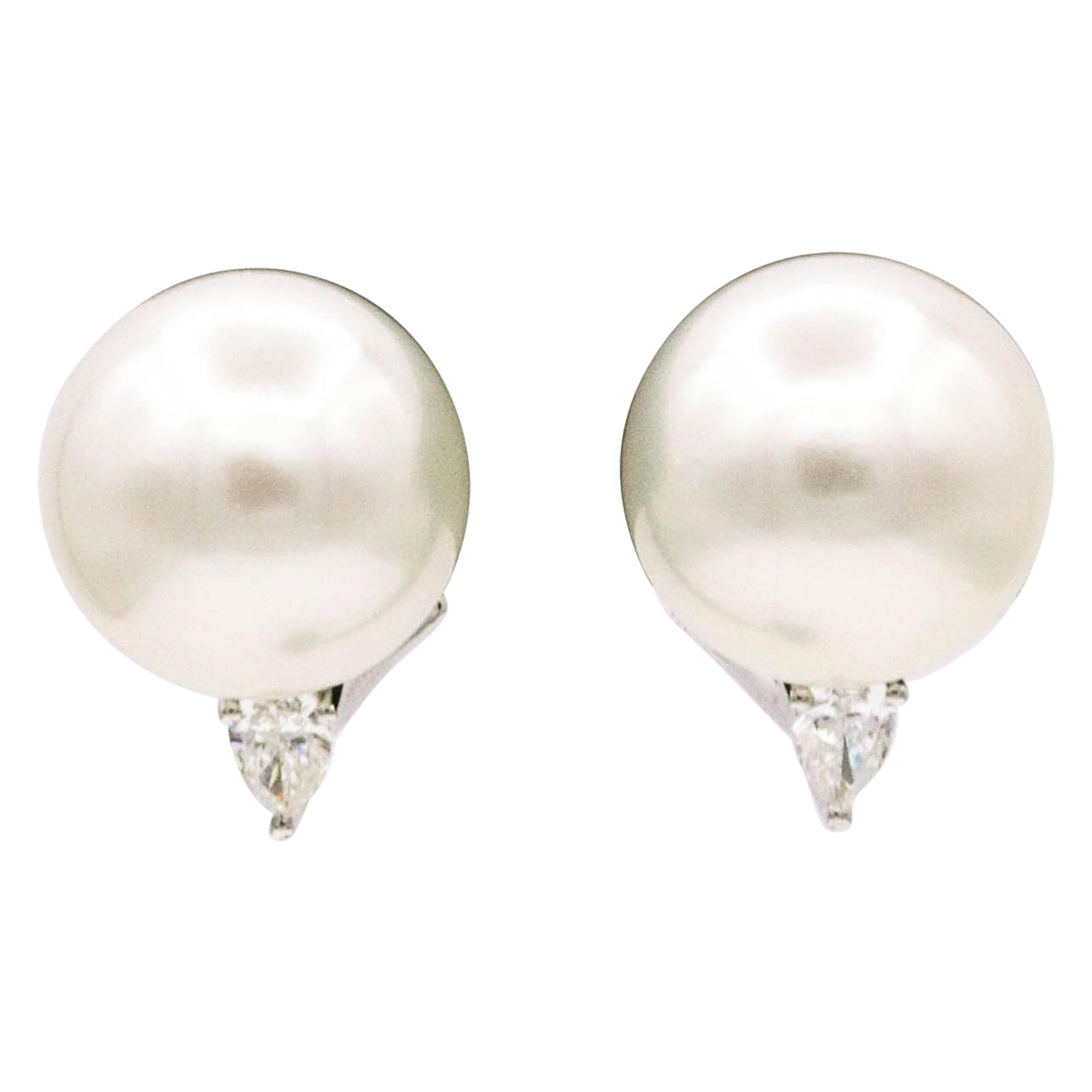 Contemporary 18k White Gold South Sea Pearl and Diamond Earrings 13-14mm: Contemporary 18k White Gold South Sea Pearl and Diamond Earrings 13-14mm Elevate your elegance with these stunning South Sea Pearl Diamond Earrings. Crafted from luxurious 18k white gold, these earrin