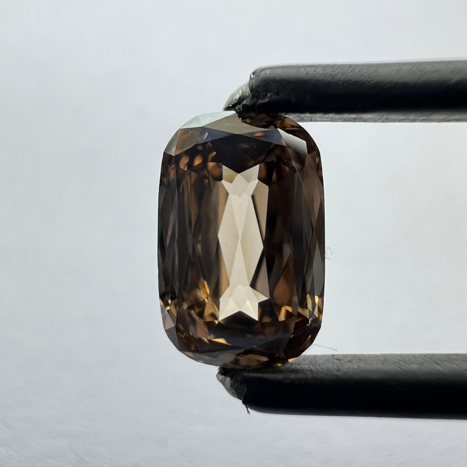 Loose Diamond - CUSHION BRILLIANT 1.06ct Brown VS1: Loose Diamond - CUSHION BRILLIANT 1.06ct Brown VS1 Source: This is a real non-mined Diamond that has been grown in a lab Shape: CUSHION BRILLIANT Carats: 1.06 Color: Brown Certification: NONE The Diam
