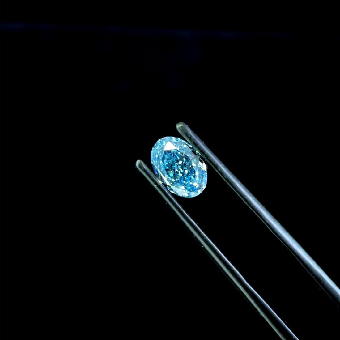 Loose Diamond - OVAL 1.08ct Fancy Vivid Blue VVS2: Loose Diamond - OVAL 1.08ct Fancy Vivid Blue VVS2 Source: This is a real non-mined Diamond that has been grown in a lab Shape: OVAL Carats: 1.08 Color: Fancy Vivid Blue Certification: IGI Video: