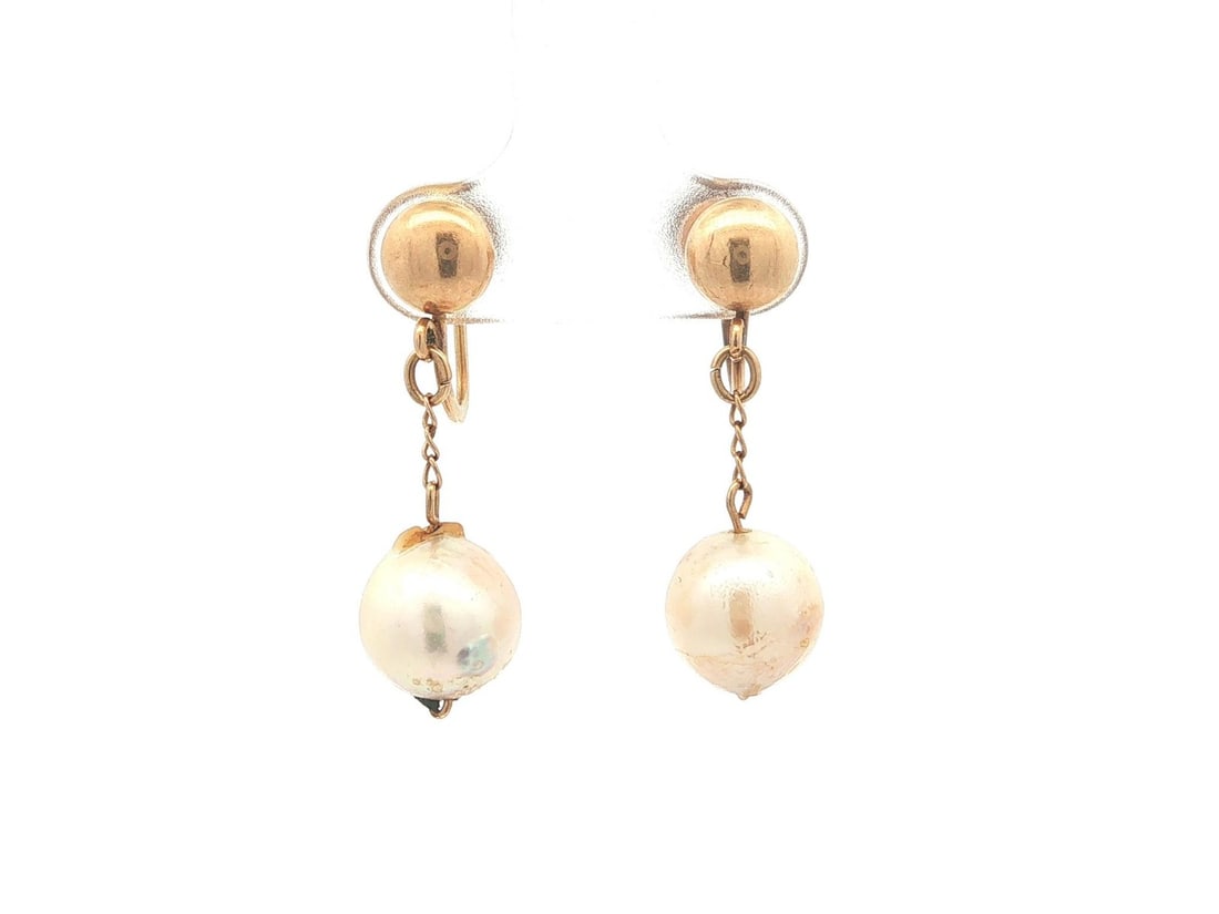 Pearl Dangle Screw Back Earrings in 14k Yellow Gold Vintage: Pearl Dangle Screw Back Earrings in 14k Yellow Gold Vintage Vintage dangle drop earrings crafted in solid 14k yellow gold and set with two genuine cultured pearls. These screw back earrings do not req
