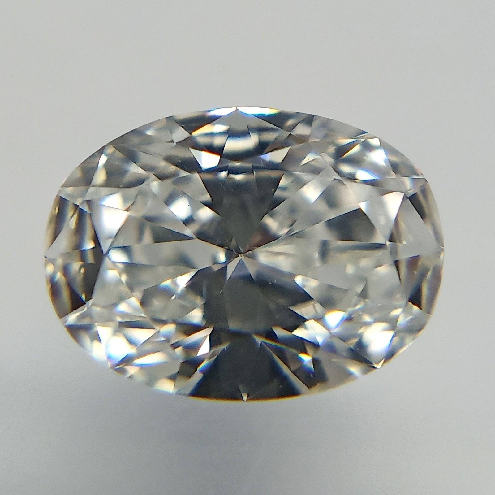 Loose Diamond - OVAL 0.58ct E VS2: Loose Diamond - OVAL 0.58ct E VS2 Source: Natural Shape: OVAL Carats: 0.58 Color: E Clarity: VS2 Certification: GIA The Diamond Depot Guarantee: All items in this auction are guaranteed to be 100% aut