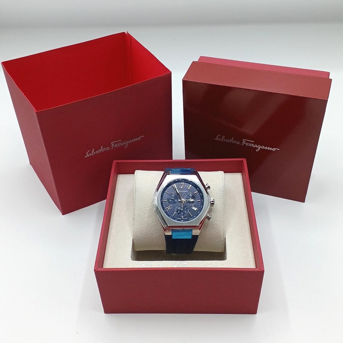Salvatore Ferragamo SFUV00122 Tonneau Gent mens quartz wristwatch: Salvatore Ferragamo SFUV00122 Tonneau Gent mens quartz wristwatch Salvatore Ferragamo TONNEAU GENT men's quartz wristwatch, model SFUV00122. This pre-owned watch is Swiss-made and features a stainless