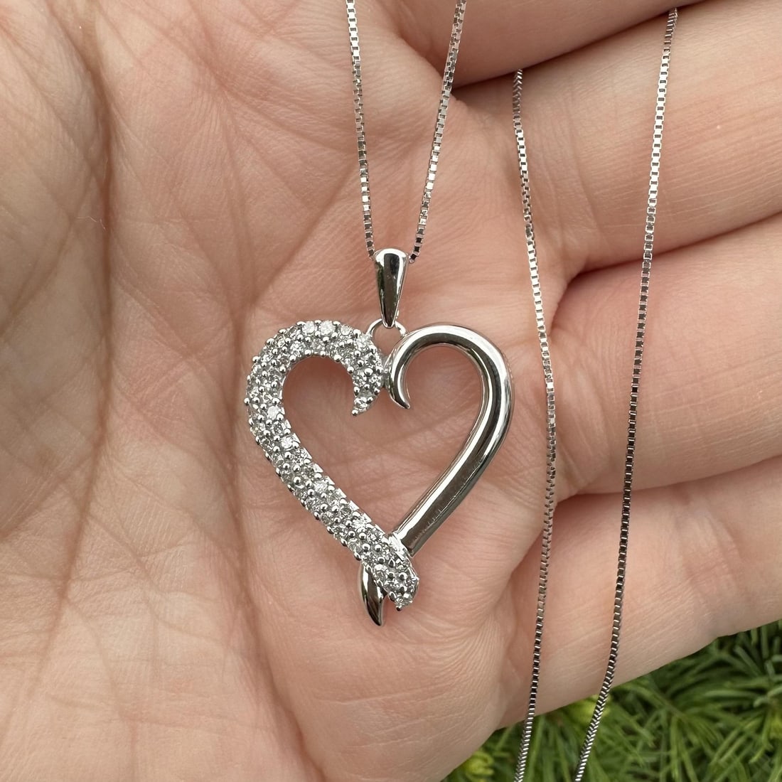 Unbranded White Gold Open Heart Swan Pendant Necklace with 0.25ctw Diamonds: Unbranded White Gold Open Heart Swan Pendant Necklace with 0.25ctw Diamonds Open heart pendant necklace featuring a pair of love swans accented with natural genuine diamonds. The pendant is crafted in