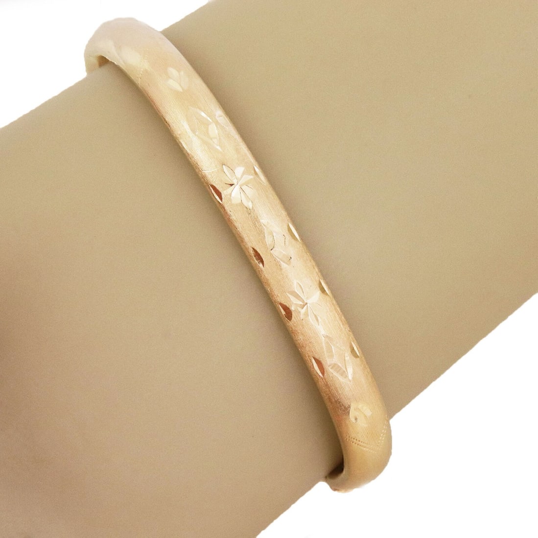 14k Yellow Gold Floral Motif Bangle Bracelet Diamond Cut: 14k Yellow Gold Floral Motif Bangle Bracelet Diamond Cut Vintage/estate bangle bracelet crafted in 14k yellow gold with a diamond-cut floral motif and engraved textured detailing. The design combines 