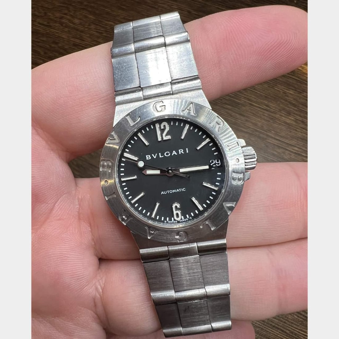 Bvlgari Solotempo Automatic Stainless Steel Watch 29.5mm: Bvlgari Solotempo Automatic Stainless Steel Watch 29.5mm The Bvlgari Stainless Steel Solotempo Watch features a sleek and sophisticated design, perfect for any occasion. Weighing 68.0 grams, it boasts
