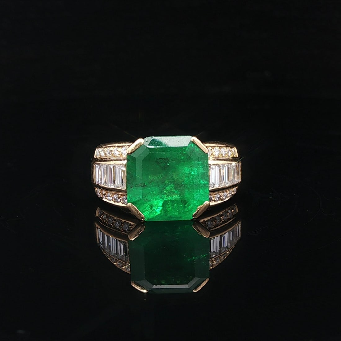 18k Yellow Gold 5.19ct GIA Colombian Emerald Diamond Ring: 18k Yellow Gold 5.19ct GIA Colombian Emerald Diamond Ring This stunning ring features a natural Colombian emerald, showcasing a striking deep green color. The emerald is an octagonal square step cut w