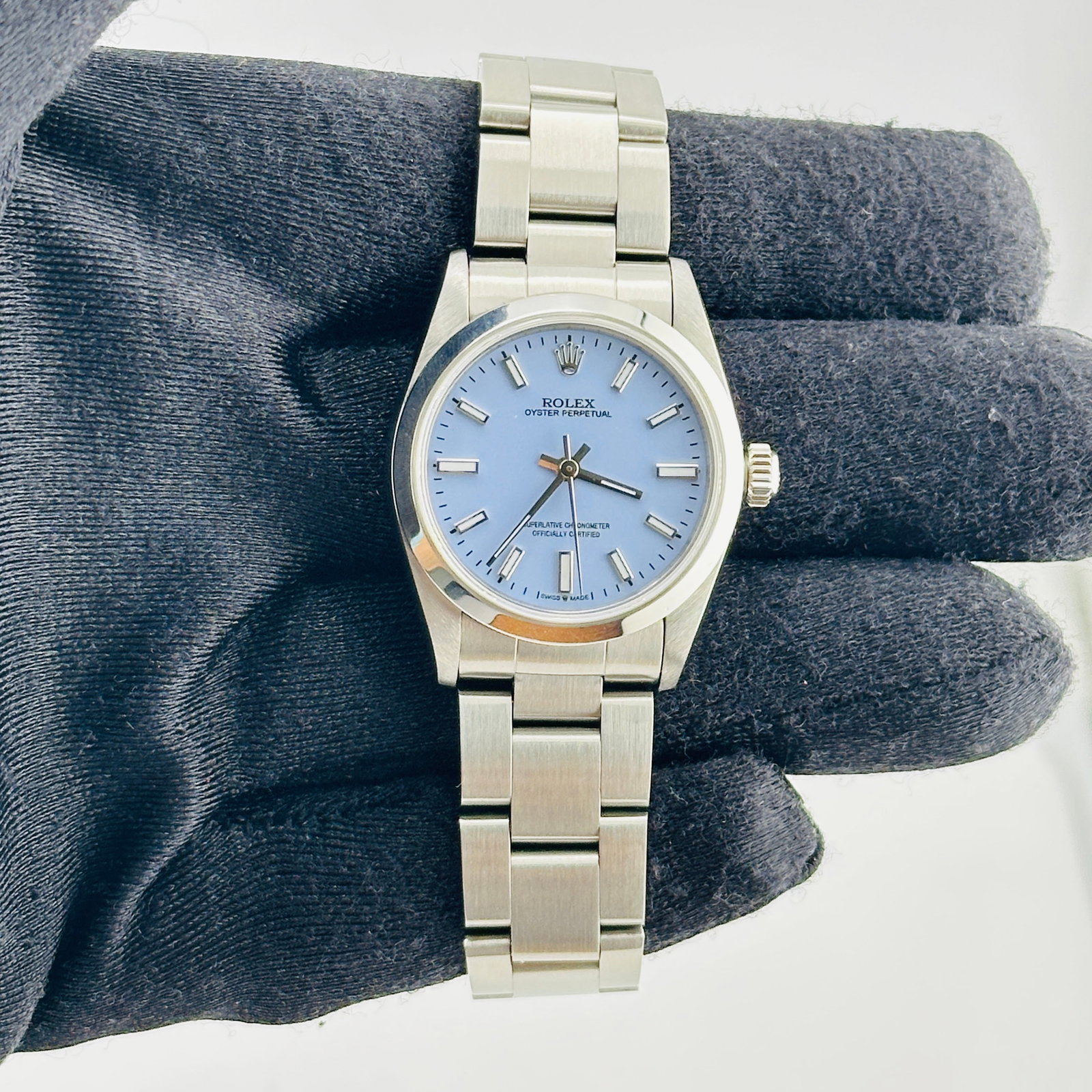 Rolex Oyster Perpetual ladies watch aftermarket lavender dial Oyster bracelet 67480: Rolex Oyster Perpetual ladies watch aftermarket lavender dial Oyster bracelet 67480 This is a ladies' Rolex Oyster Perpetual watch, featuring a silver fading dial and a smooth bezel. The timepiece is 