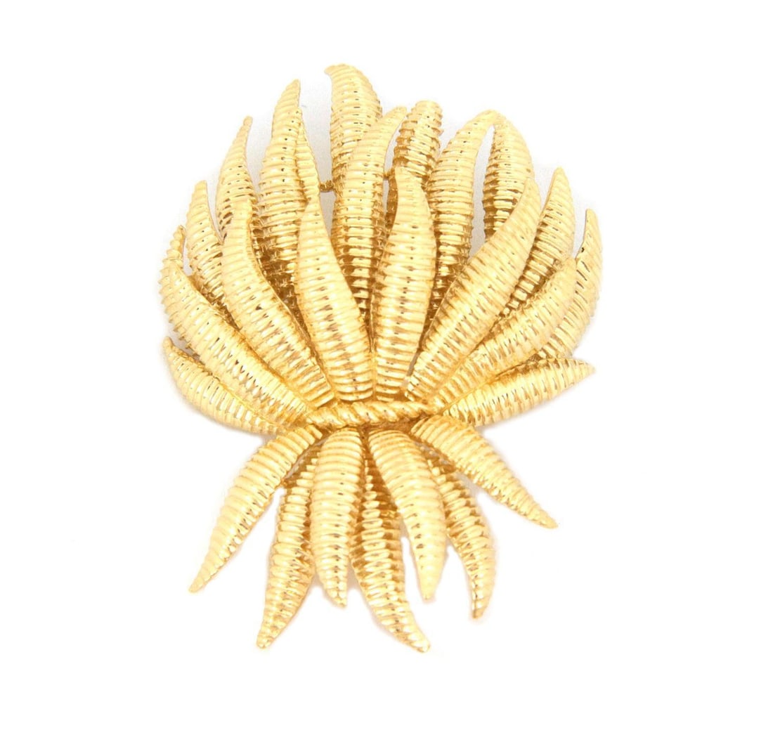 Tiffany & Co. Vintage 18k Yellow Gold Leaf Cluster Brooch: Tiffany & Co. Vintage 18k Yellow Gold Leaf Cluster Brooch This exquisite vintage brooch from Tiffany & Co. is a stunning piece crafted from 18k yellow gold. The design features elegantly textured long