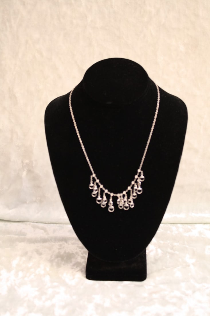 Gucci 18K White Gold Diamond Horse Shoe Necklace with Bag and Box: Gucci 18K White Gold Diamond Horse Shoe Necklace with Bag and Box This exquisite Gucci necklace showcases a stunning horse shoe design crafted from 18K white gold, adorned with sparkling diamonds. Wit