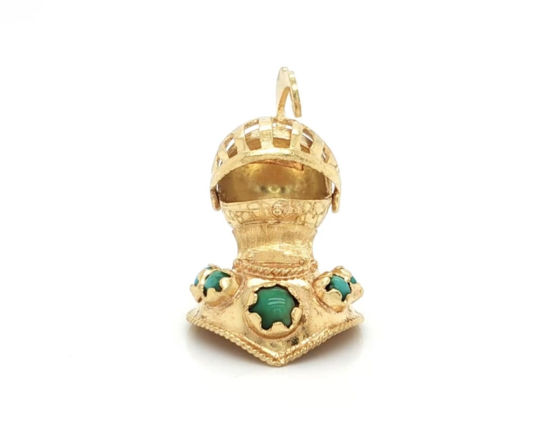18k Yellow Gold Medieval Helmet Pendant Charm with Turquoise: 18k Yellow Gold Medieval Helmet Pendant Charm with Turquoise Vintage estate medieval knight helmet charm pendant crafted in solid 18k yellow gold. This three-dimensional design features a knight's hel