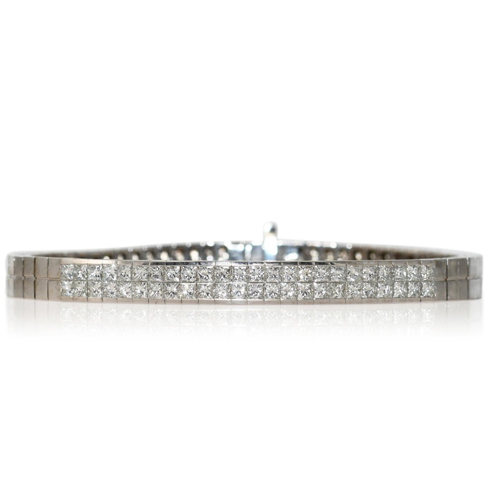 Princess Cut Diamond Bangle Bracelet in 18K White Gold 45.8gr: Princess Cut Diamond Bangle Bracelet in 18K White Gold 45.8gr Pre-owned ladies' 18k white gold diamond bangle bracelet with princess-cut natural diamonds. This bracelet features a box chain style with