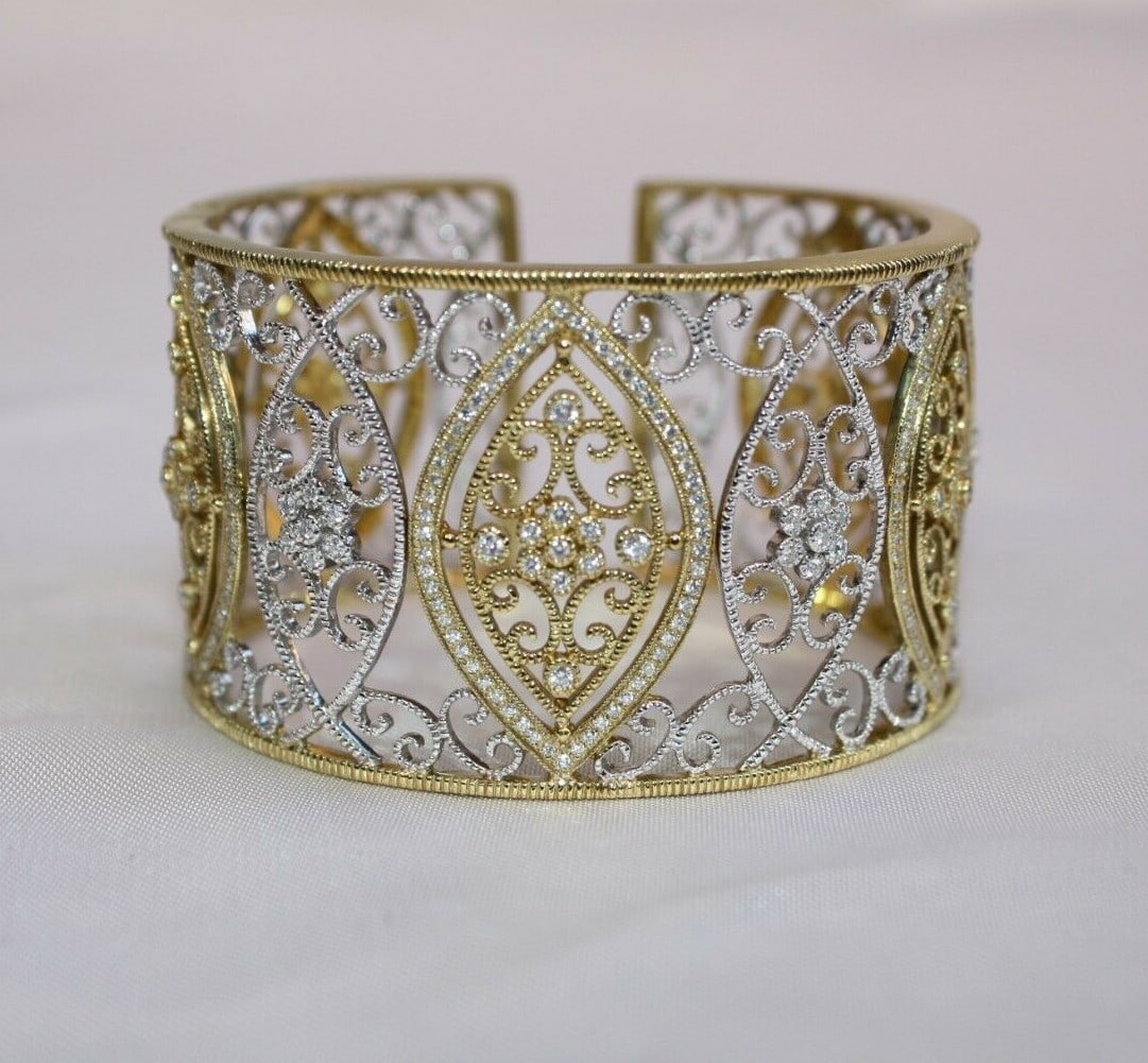 Leslie Green 18K Yellow White Gold Diamond Bracelet 2ct Signed: Leslie Green 18K Yellow White Gold Diamond Bracelet 2ct Signed Introducing a stunning Leslie Green bracelet that seamlessly combines elegance with luxury. Crafted from 18K yellow and white gold, this 