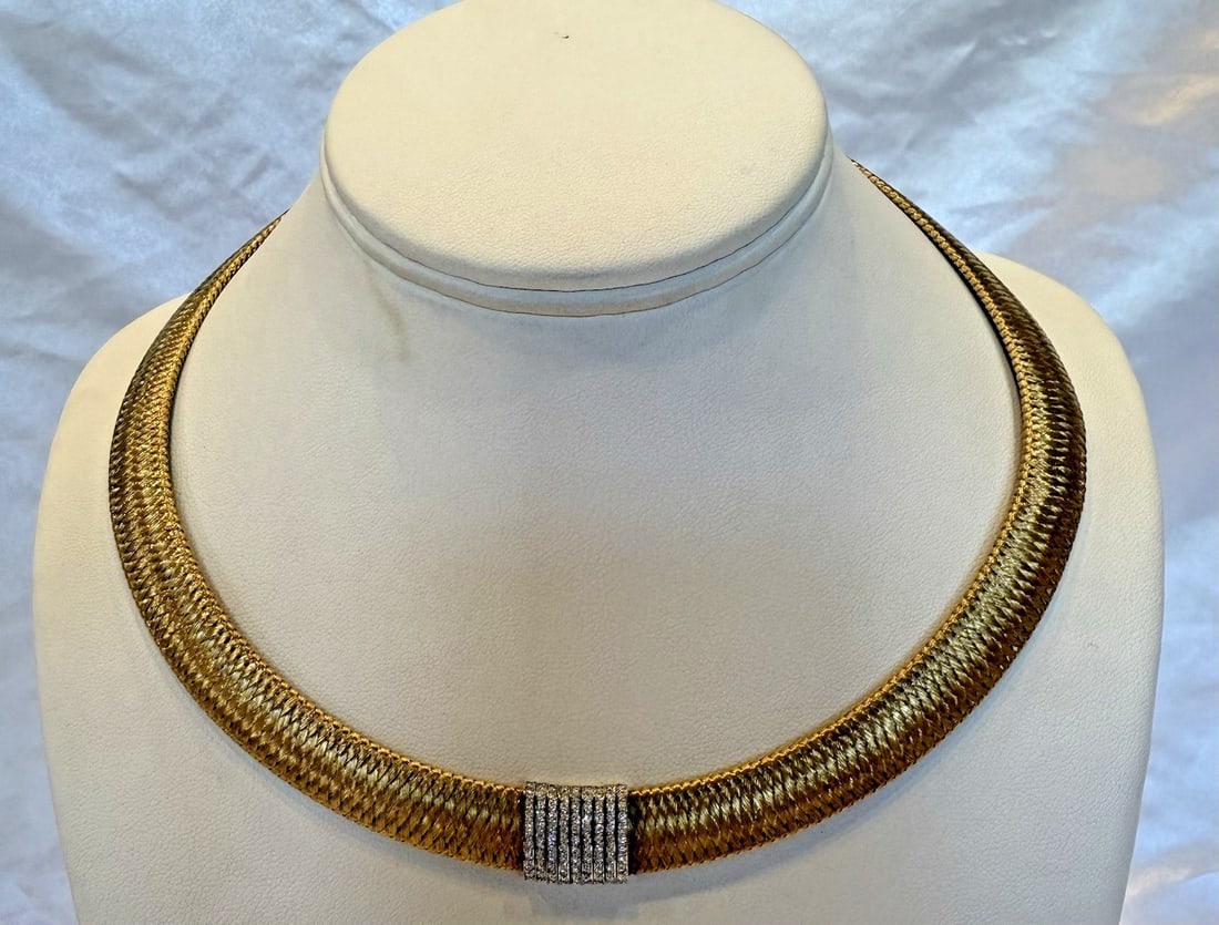 Roberto Coin 18K Yellow Gold Diamond Chain Necklace 90 Diamonds 0.55 ct: Roberto Coin 18K Yellow Gold Diamond Chain Necklace 90 Diamonds 0.55 ct Discover the exquisite elegance of this Roberto Coin necklace, crafted from luxurious 18K yellow gold and adorned with approxima