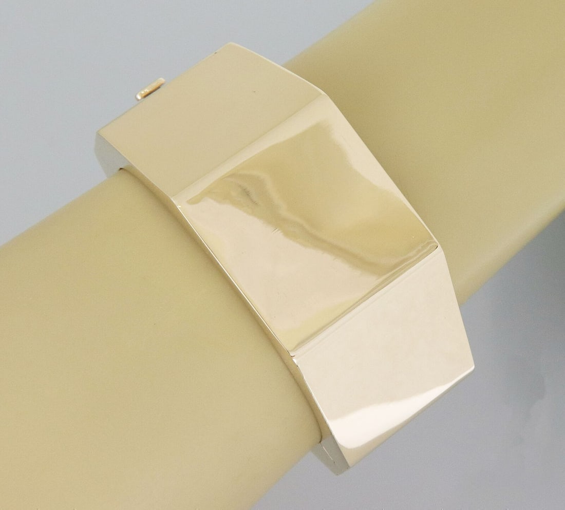 Unbranded 14k Yellow Gold Wide Faceted Bangle Bracelet 31mm: Unbranded 14k Yellow Gold Wide Faceted Bangle Bracelet 31mm Vintage/estate wide faceted bangle bracelet crafted in solid 14k yellow gold. This bracelet features a polished faceted design with a sculpt