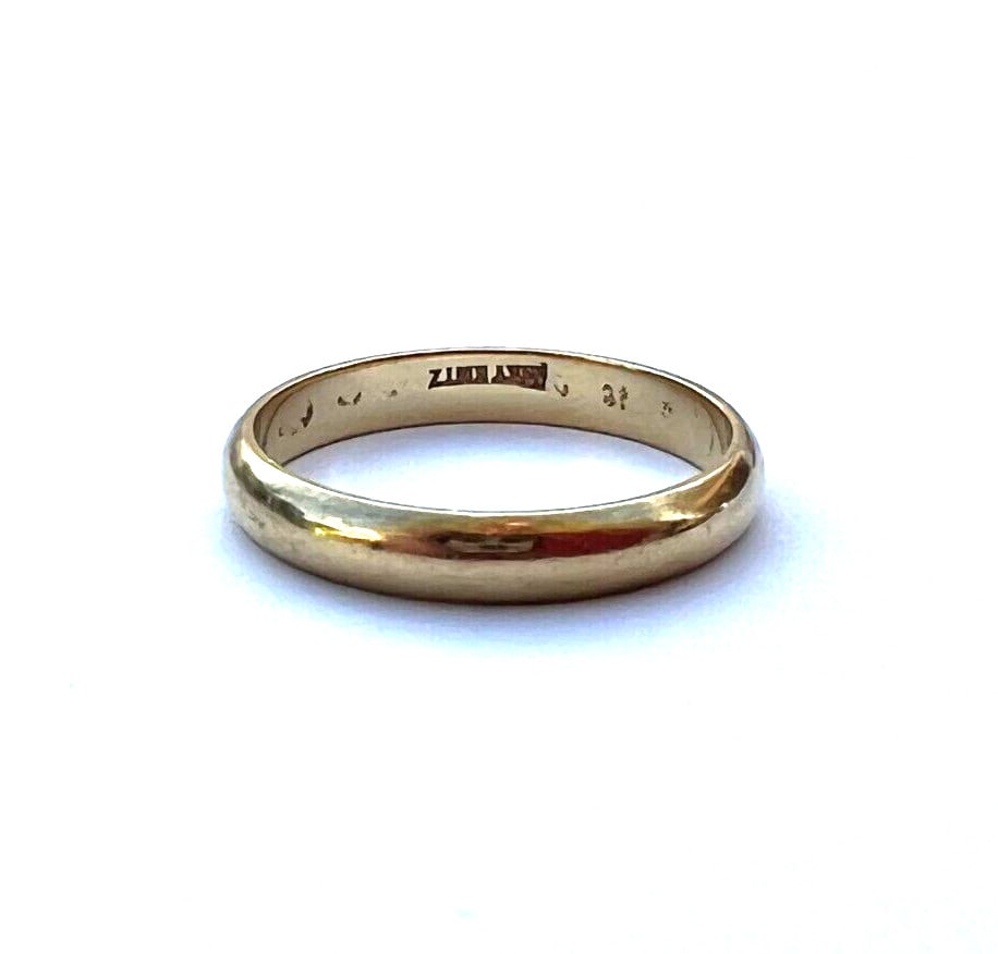 KMTZ 18K Yellow Gold Band Ring Size 6 Elegant Design: KMTZ 18K Yellow Gold Band Ring Size 6 Elegant Design This exquisite 18K yellow gold band ring, size 6, showcases exceptional craftsmanship and design. The ring is fully signed and hallmarked 'KMTZ', r