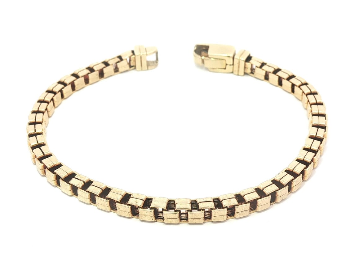 Vintage UnoAErre 9k Yellow Gold 3.8mm Box Link Bracelet: Vintage UnoAErre 9k Yellow Gold 3.8mm Box Link Bracelet This exquisite Vintage UnoAErre bracelet features a classic box link design crafted from solid 9k yellow gold. Weighing 8.40 grams, this elegant