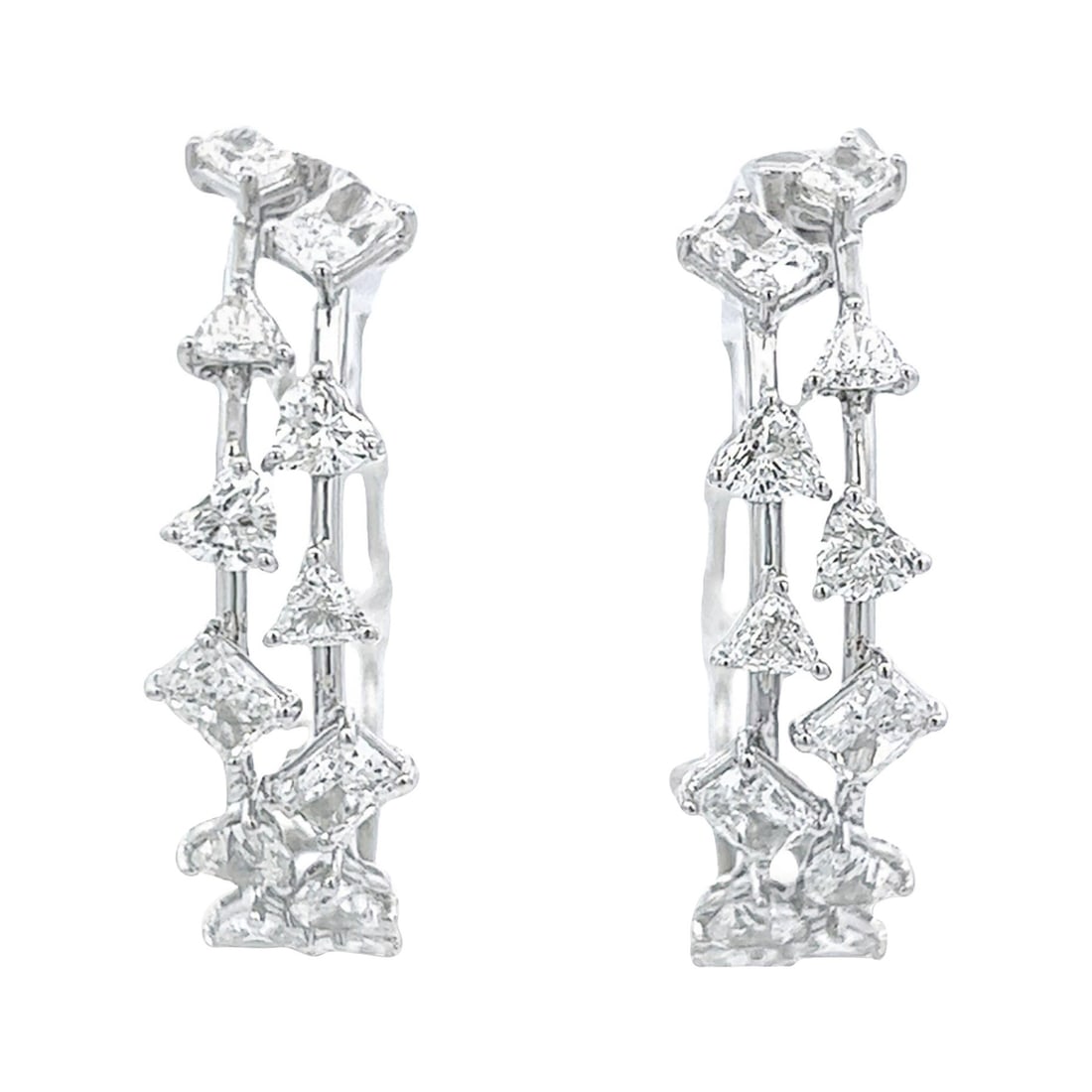 5.53ct Diamond Double Hoop Earrings 18k White Gold: 5.53ct Diamond Double Hoop Earrings 18k White Gold Elevate your elegance with these stunning Mixed Diamond Double Hoop Earrings, crafted from luxurious 18k white gold. With a total diamond weight of 5