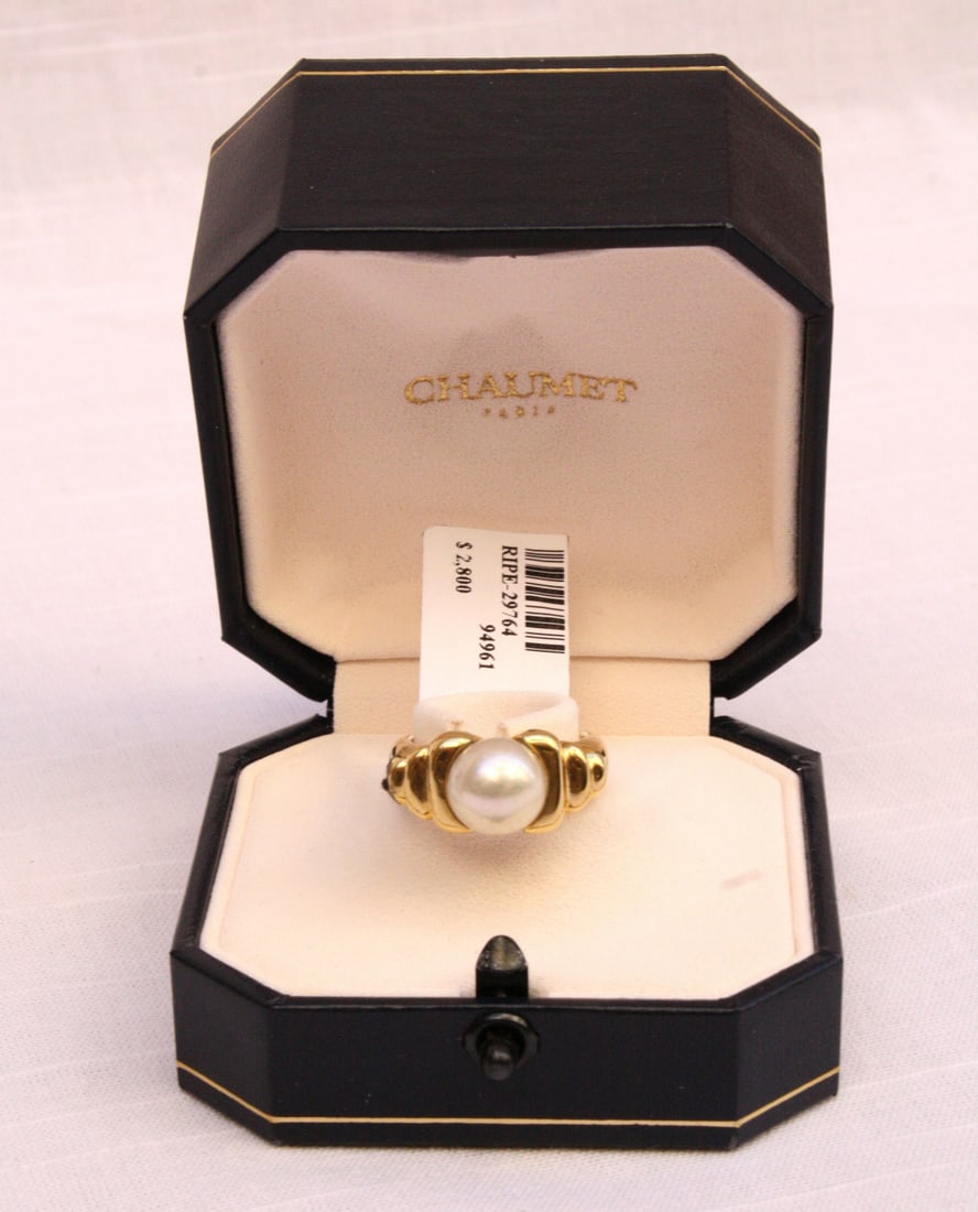 Chaumet 18K Gold Pearl Ring with Original Box Size 7.25: Chaumet 18K Gold Pearl Ring with Original Box Size 7.25 This exquisite 18K gold ring from Chaumet features a stunning cream ivory South Sea pearl at its center. The ring, size 7.25, showcases a remark