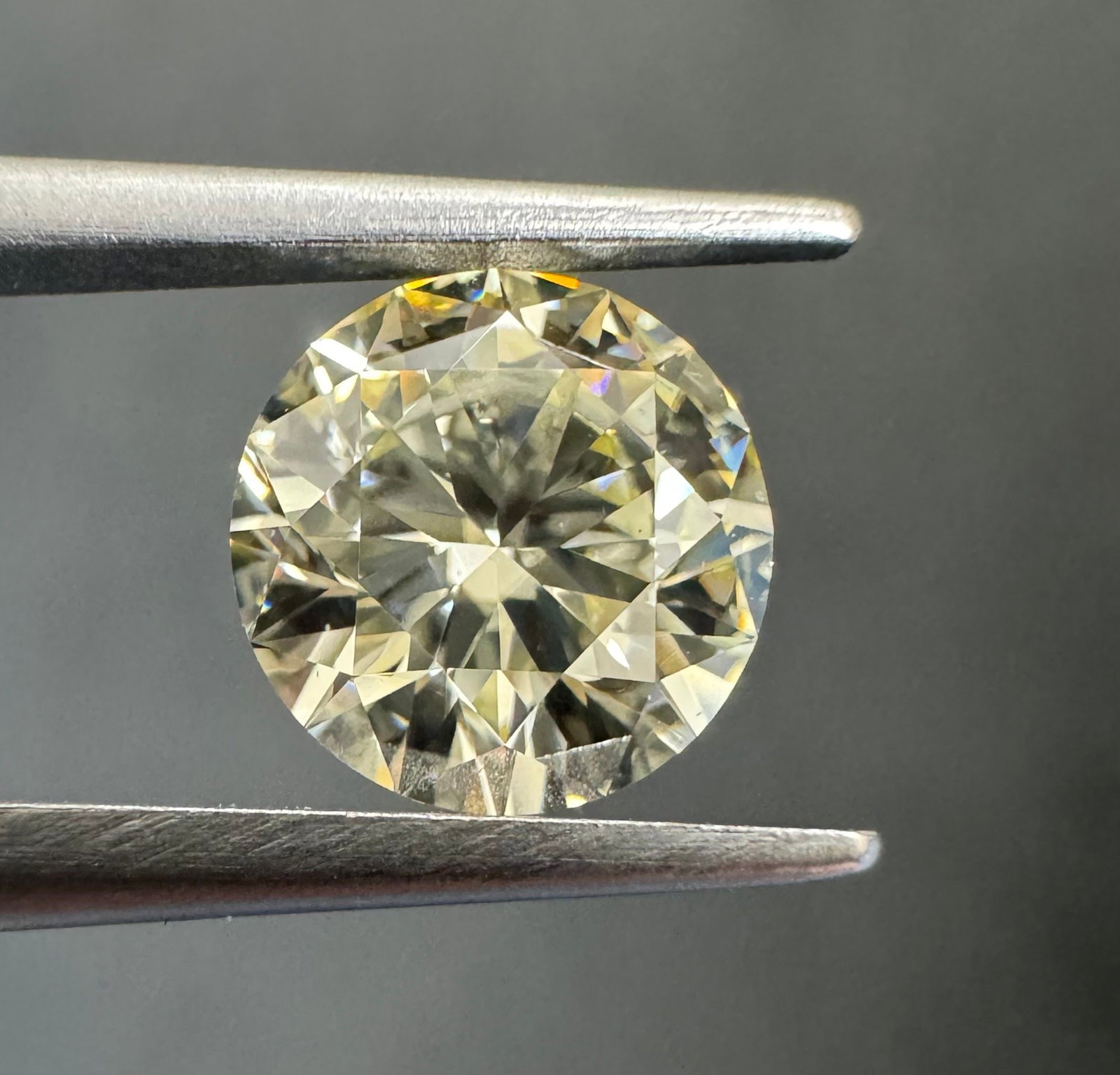 Loose Diamond - ROUND 1.5ct O-P VS1: Loose Diamond - ROUND 1.5ct O-P VS1 Source: Natural Shape: ROUND Carats: 1.5 Color: O-P Certification: IGI The Diamond Depot Guarantee: All items in this auction are guaranteed to be 100% authentic. A
