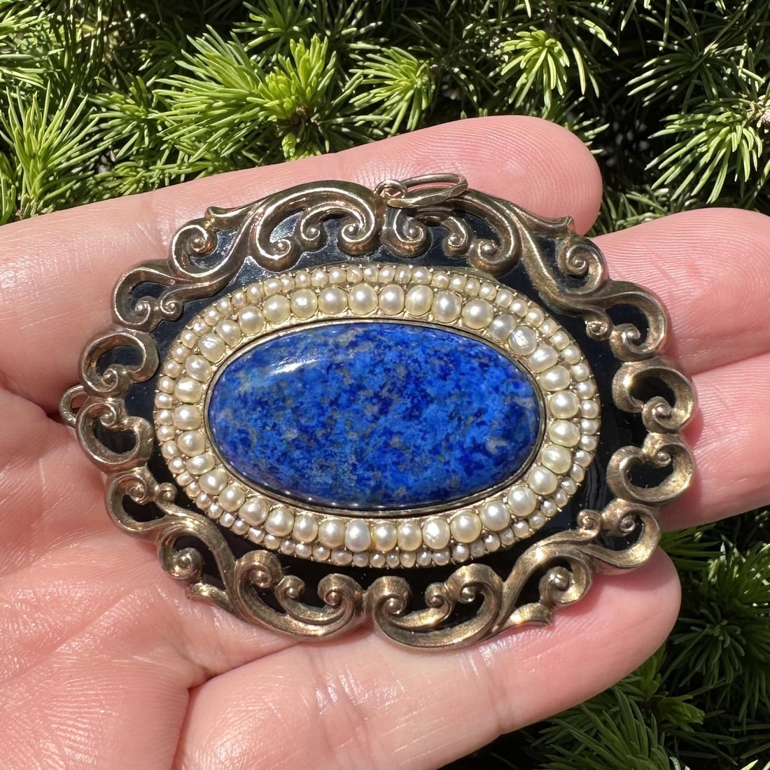 Victorian 9k Yellow Gold Lapis Pearl Mourning Brooch Pendant: Victorian 9k Yellow Gold Lapis Pearl Mourning Brooch Pendant This antique Victorian mourning pin brooch pendant features a striking natural oval cabochon lapis lazuli, bezel set and surrounded by nume