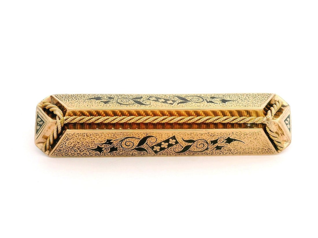 Antique Victorian Yellow Gold Textured Foliage Mourning Brooch: Antique Victorian Yellow Gold Textured Foliage Mourning Brooch This exquisite Antique Victorian Brooch showcases a stunning design crafted from solid 10-12k yellow gold, complemented by intricate blac