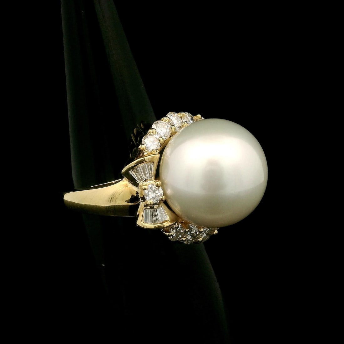 18k Yellow Gold Cocktail Ring with 13.5mm Pearl and 0.90ctw Diamond Bows: 18k Yellow Gold Cocktail Ring with 13.5mm Pearl and 0.90ctw Diamond Bows This stunning cocktail ring features a large, genuine cultured pearl at its center, measuring approximately 13.5mm in a pure wh