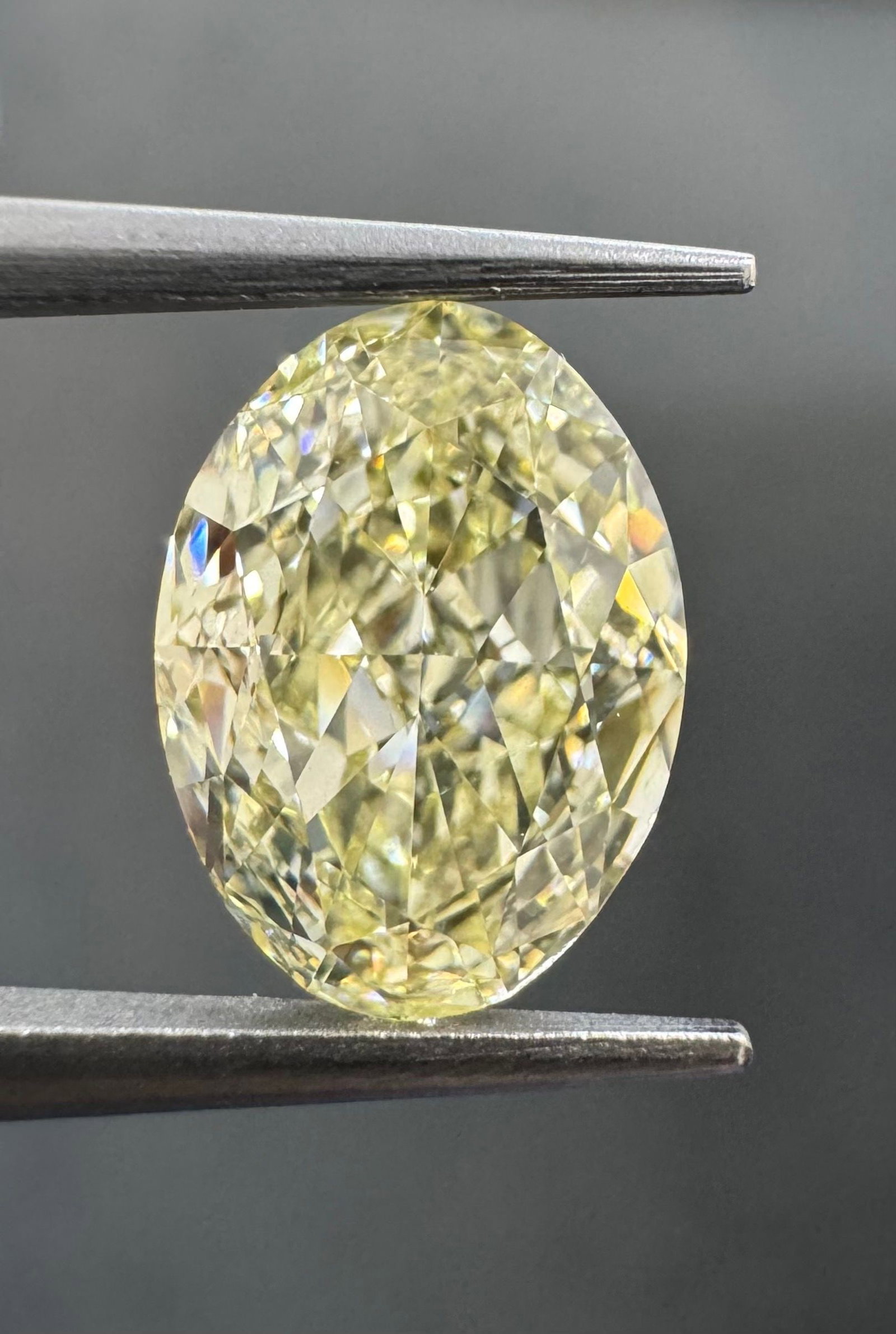 Loose Diamond - OVAL 2.76ct W-X VS1: Loose Diamond - OVAL 2.76ct W-X VS1 Source: Natural Shape: OVAL Carats: 2.76 Color: W-X Certification: GIA Video: