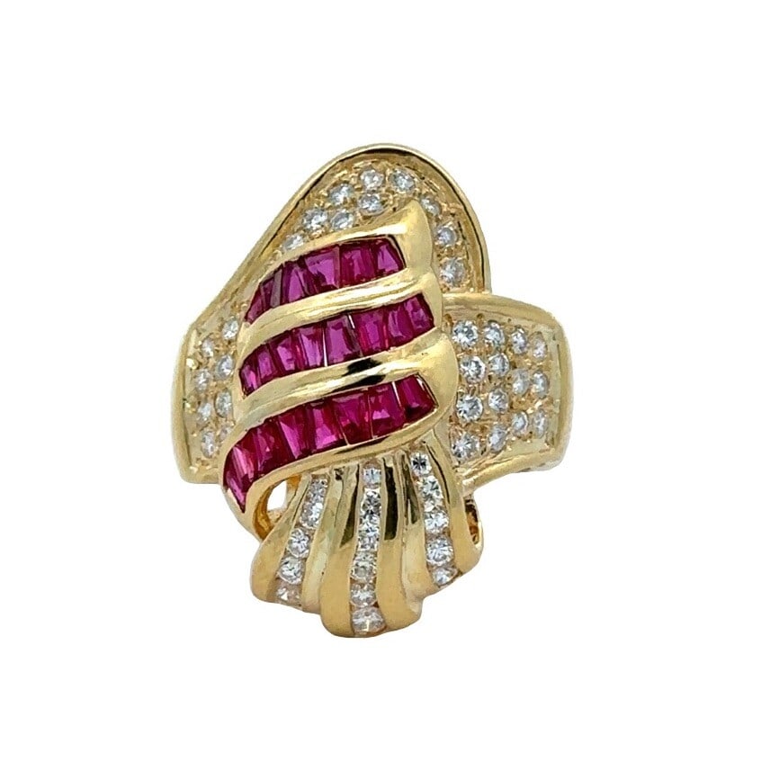 18K Yellow Gold Ruby Diamond Ribbon Cocktail Ring 6.5: 18K Yellow Gold Ruby Diamond Ribbon Cocktail Ring 6.5 This exquisite cocktail ring features a stunning design crafted from solid 18K yellow gold. The ring showcases a beautiful tapered baguette cut ru
