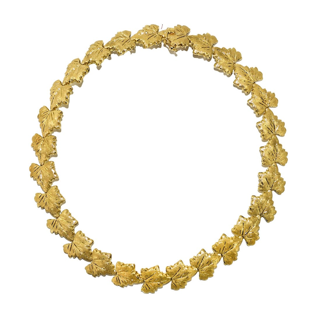 Fabbrini 18K Yellow Gold Leaf Collar Necklace 16 in 95.3gr: Fabbrini 18K Yellow Gold Leaf Collar Necklace 16 in 95.3gr Pre-owned Fabbrini collar necklace in 18k yellow gold with a leaf design. This Italian-made piece is stamped Fabbrini, Italy and features a p