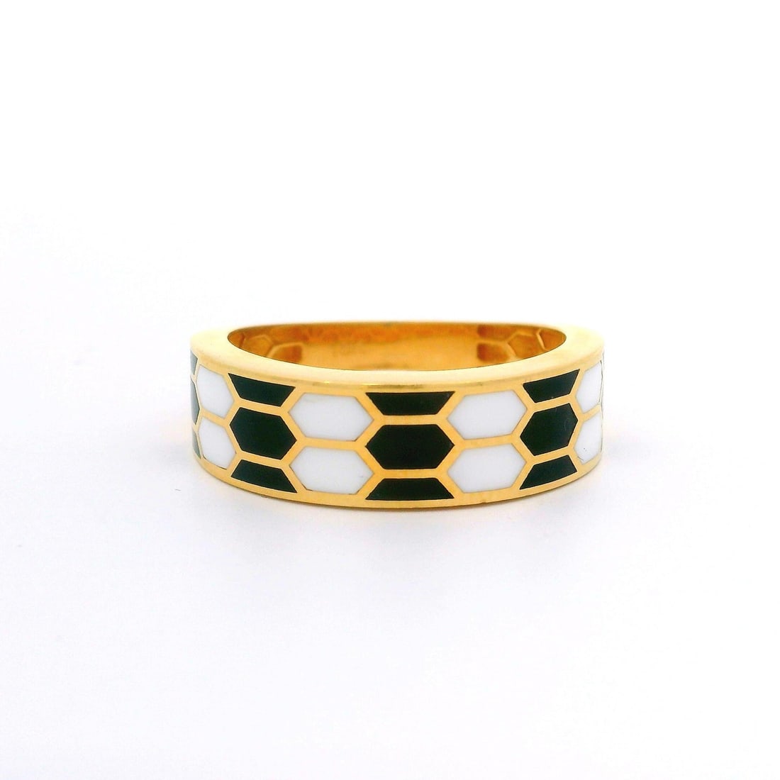 Estate 18k Yellow Gold Enamel Honeycomb Design Band Ring: Estate 18k Yellow Gold Enamel Honeycomb Design Band Ring This stunning estate band ring features a unique honeycomb design crafted from 18k yellow gold, accented beautifully with black and white ename