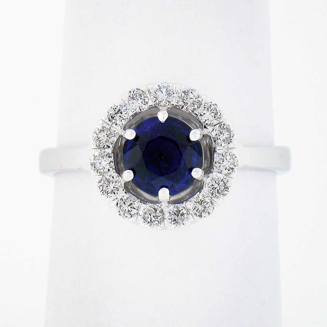 Unbranded 18k White Gold Sapphire Diamond Halo Cluster Ring 1.55ctw: Unbranded 18k White Gold Sapphire Diamond Halo Cluster Ring 1.55ctw Pre-owned halo cluster ring crafted in solid 18k white gold, featuring a natural round blue sapphire at the center with a halo of na