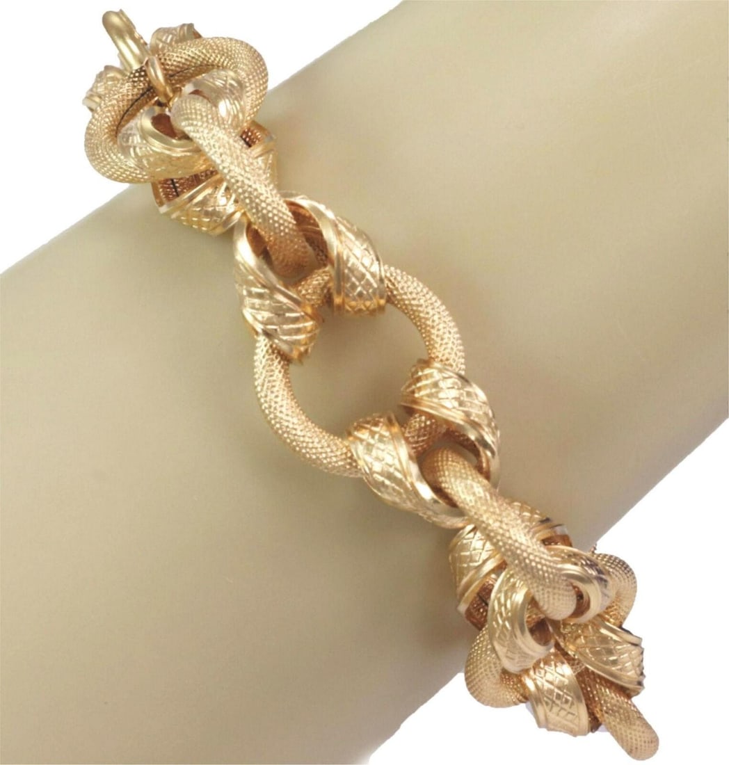 Unbranded 18k Yellow Gold Double Snake Link Bracelet 8.75 in: Unbranded 18k Yellow Gold Double Snake Link Bracelet 8.75 in Vintage estate double textured snake link bracelet crafted in solid 18k yellow gold. This unbranded Italian bracelet features interlaced sn