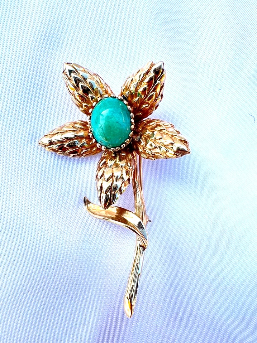 Stunning 14K Yellow Gold Turquoise Flower Brooch Necklace: Stunning 14K Yellow Gold Turquoise Flower Brooch Necklace This exquisite brooch features a stunning flower design crafted in 14K yellow gold, showcasing a vibrant turquoise stone at its center. With m