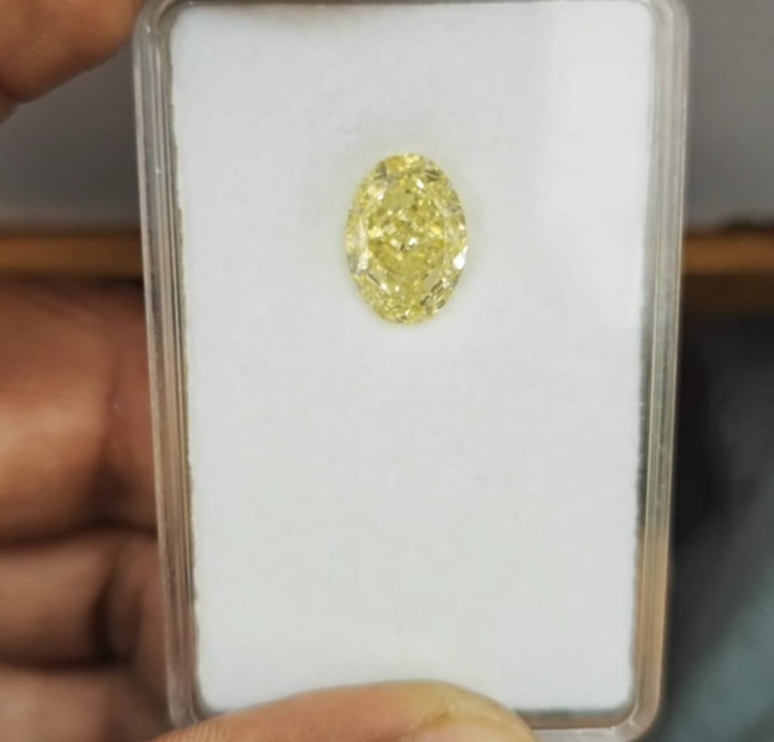 Loose Diamond - OVAL 4.09ct Fancy Yellow VS2: Loose Diamond - OVAL 4.09ct Fancy Yellow VS2 Source: Natural Shape: OVAL Carats: 4.09 Color: Fancy Yellow Certification: GIA Video: