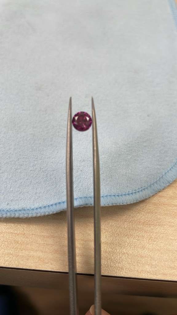 Loose Diamond - ROUND 0.68ct Fancy Pink VS2: Loose Diamond - ROUND 0.68ct Fancy Pink VS2 Source: Natural Shape: ROUND Carats: 0.68 Color: Fancy Pink Certification: NONE The Diamond Depot Guarantee: All items in this auction are guaranteed to be 