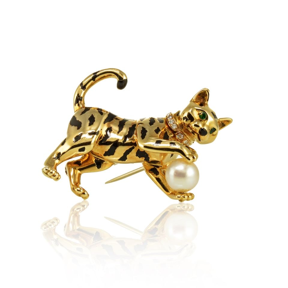 Cartier Panthere 18K Yellow Gold Cat Brooch with Diamond Pearl and Emerald: Cartier Panthere 18K Yellow Gold Cat Brooch with Diamond Pearl and Emerald This stunning Cartier Panthere brooch showcases a playful cat rendered in luxurious 18K yellow gold. Weighing 34.2 grams, the