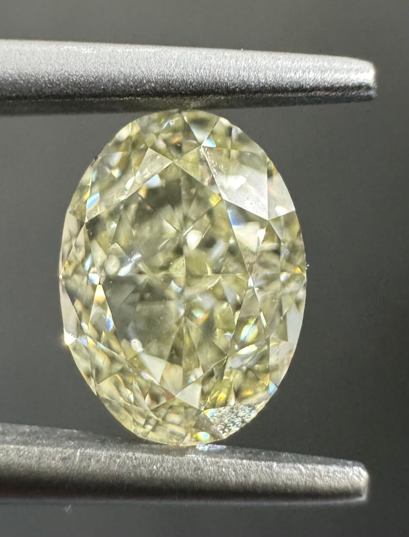 Loose Diamond - OVAL 0.9ct U-V VVS2: Loose Diamond - OVAL 0.9ct U-V VVS2 Source: Natural Shape: OVAL Carats: 0.9 Color: U-V Certification: GIA The Diamond Depot Guarantee: All items in this auction are guaranteed to be 100% authentic. At