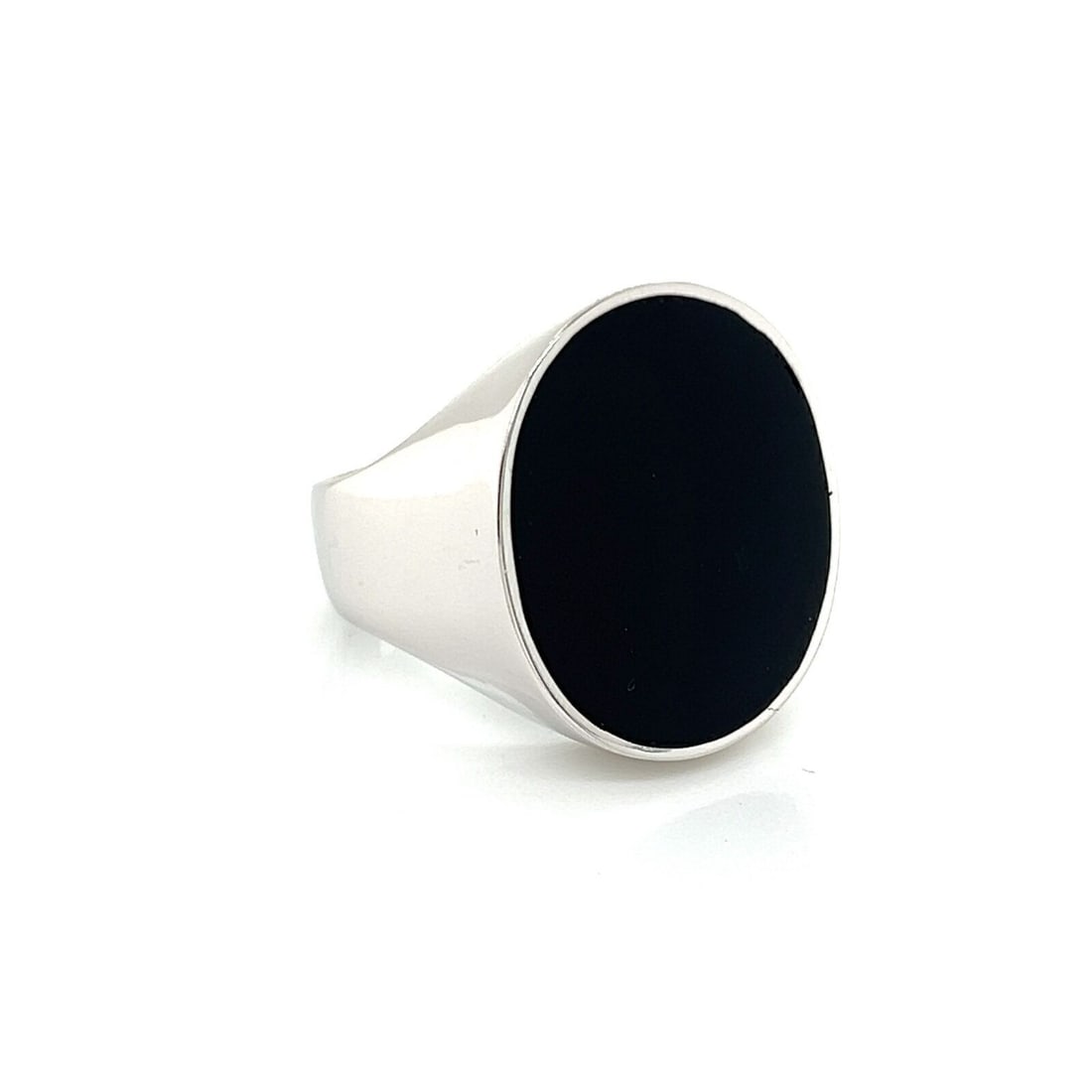 Gucci Oval Onyx Statement Ring in 18k White Gold Size 6: Gucci Oval Onyx Statement Ring in 18k White Gold Size 6 Pre-owned Gucci statement ring featuring a polished oval black onyx set in 18k white gold. Made in Italy, this bold design combines clean sculpt