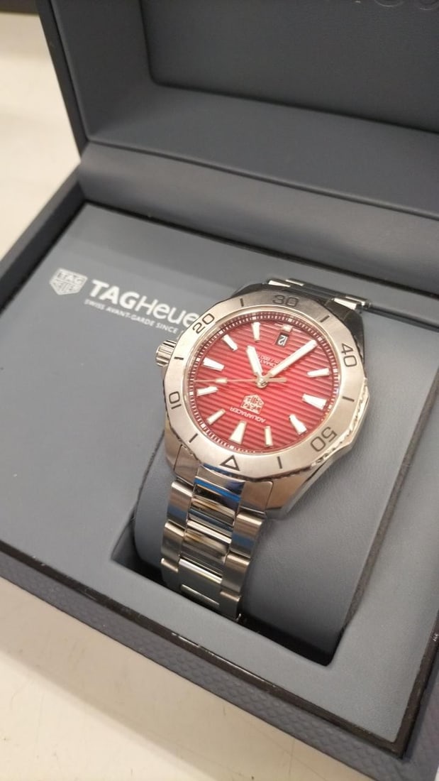 TAG Heuer WBP2114 Aquaracer Professional 200 mens stainless steel watch: TAG Heuer WBP2114 Aquaracer Professional 200 mens stainless steel watch Pre-owned TAG Heuer Aquaracer Professional 200 men's wristwatch with an automatic movement and stainless steel case and bracelet