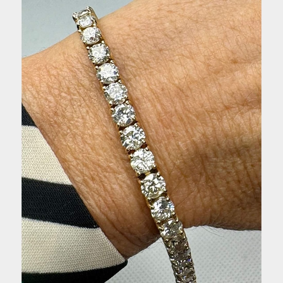 14K Yellow Gold 15.70 Ct Diamond Tennis Bracelet 37 Diamonds I-J SI2-I2: 14K Yellow Gold 15.70 Ct Diamond Tennis Bracelet 37 Diamonds I-J SI2-I2 This exquisite tennis bracelet features a stunning array of diamonds set in luxurious 14K yellow gold. The bracelet showcases 37