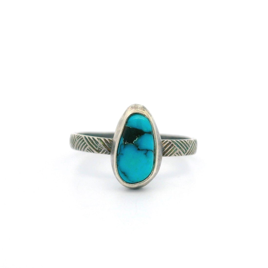 Vintage Sterling Silver Geometric Turquoise Band Ring 6.5: Vintage Sterling Silver Geometric Turquoise Band Ring 6.5 This vintage band ring showcases a polished natural turquoise stone, beautifully set in sterling silver. The vibrant blue turquoise features n