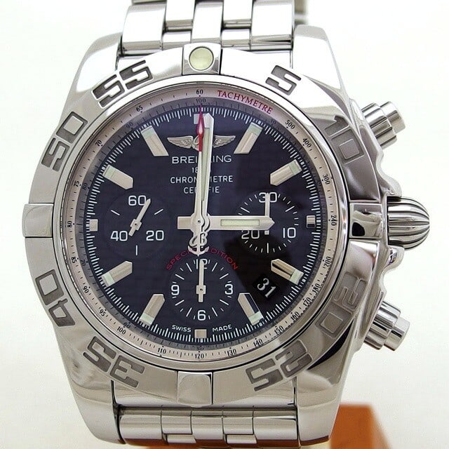 Breitling AB0110 Chronomat 44 mens automatic chronograph watch: Breitling AB0110 Chronomat 44 mens automatic chronograph watch Pre-owned Breitling Chronomat 44 Chronograph Date automatic men's wristwatch with a black dial and stainless steel case and bracelet. Thi