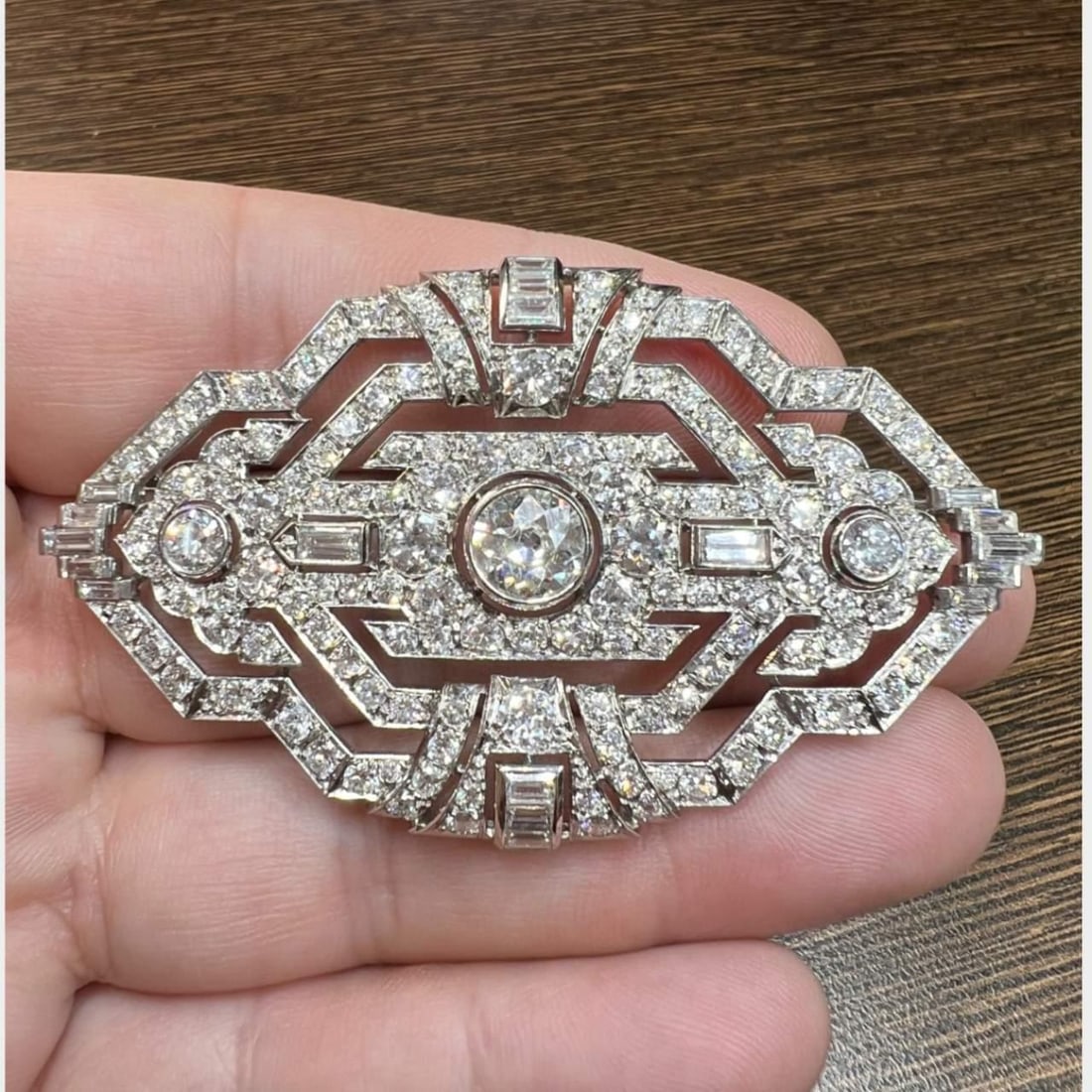 Art Deco Platinum Diamond Brooch 13.30 Ct with Center 1.80 Ct J VVS: Art Deco Platinum Diamond Brooch 13.30 Ct with Center 1.80 Ct J VVS This exquisite Art Deco brooch is crafted in platinum and features a stunning design with a total diamond weight of 13.30 carats. At