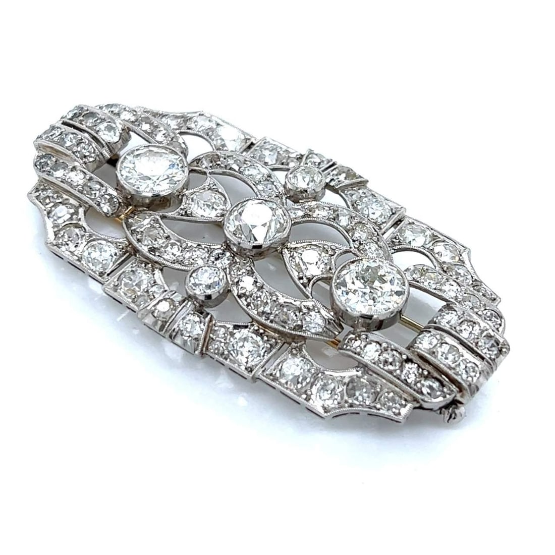 Art Deco 16.40 Ct Diamond Brooch in Platinum and 18K Gold: Art Deco 16.40 Ct Diamond Brooch in Platinum and 18K Gold This stunning Art Deco brooch is crafted in a combination of platinum and 18K gold, showcasing an impressive total weight of 16.40 carats in d